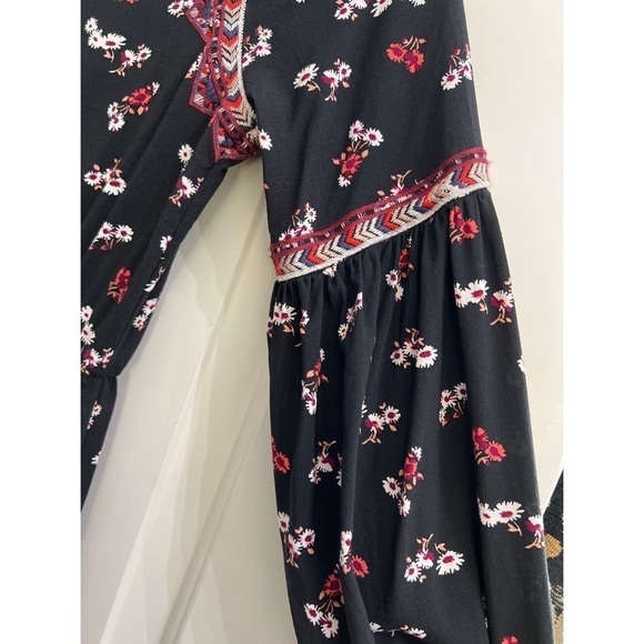 Forever 21 FLORAL EMBROIDERED MINI - SIZE M - Picture 3 of 5